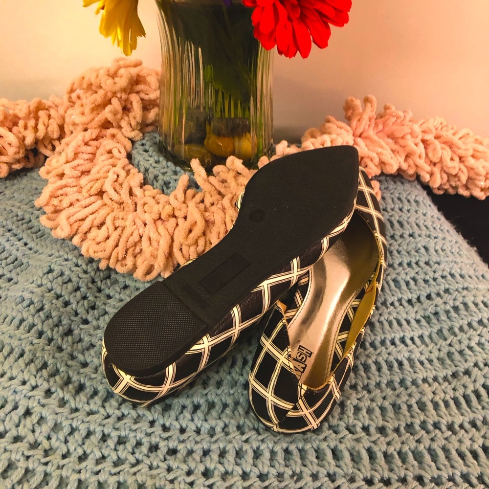 Beautiful flats!!  Never worn because of foot surgery.